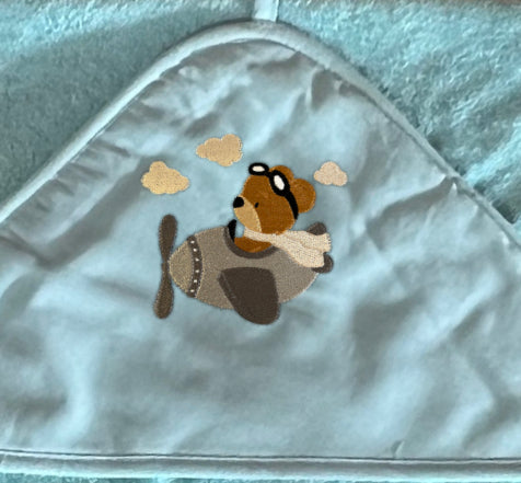 Baby-Handtuch Teddy im Flugzeug