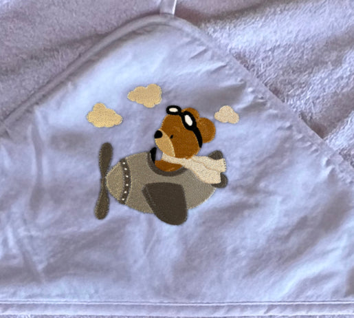 Baby-Handtuch Teddy im Flugzeug